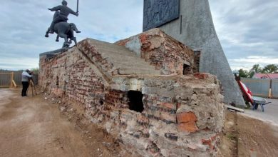 Фото - На монументе Победы в Великом Новгороде демонтируют гранитные блоки облицовки стилобата